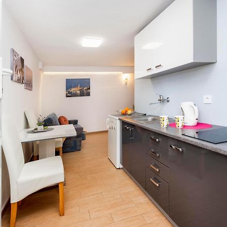 Apartments And Room Silvana 罗维尼 外观 照片