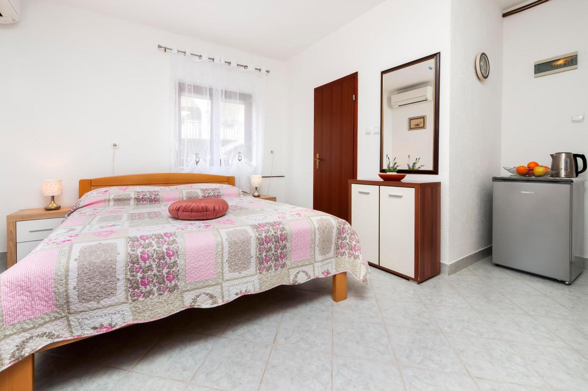 Apartments And Room Silvana 罗维尼 外观 照片