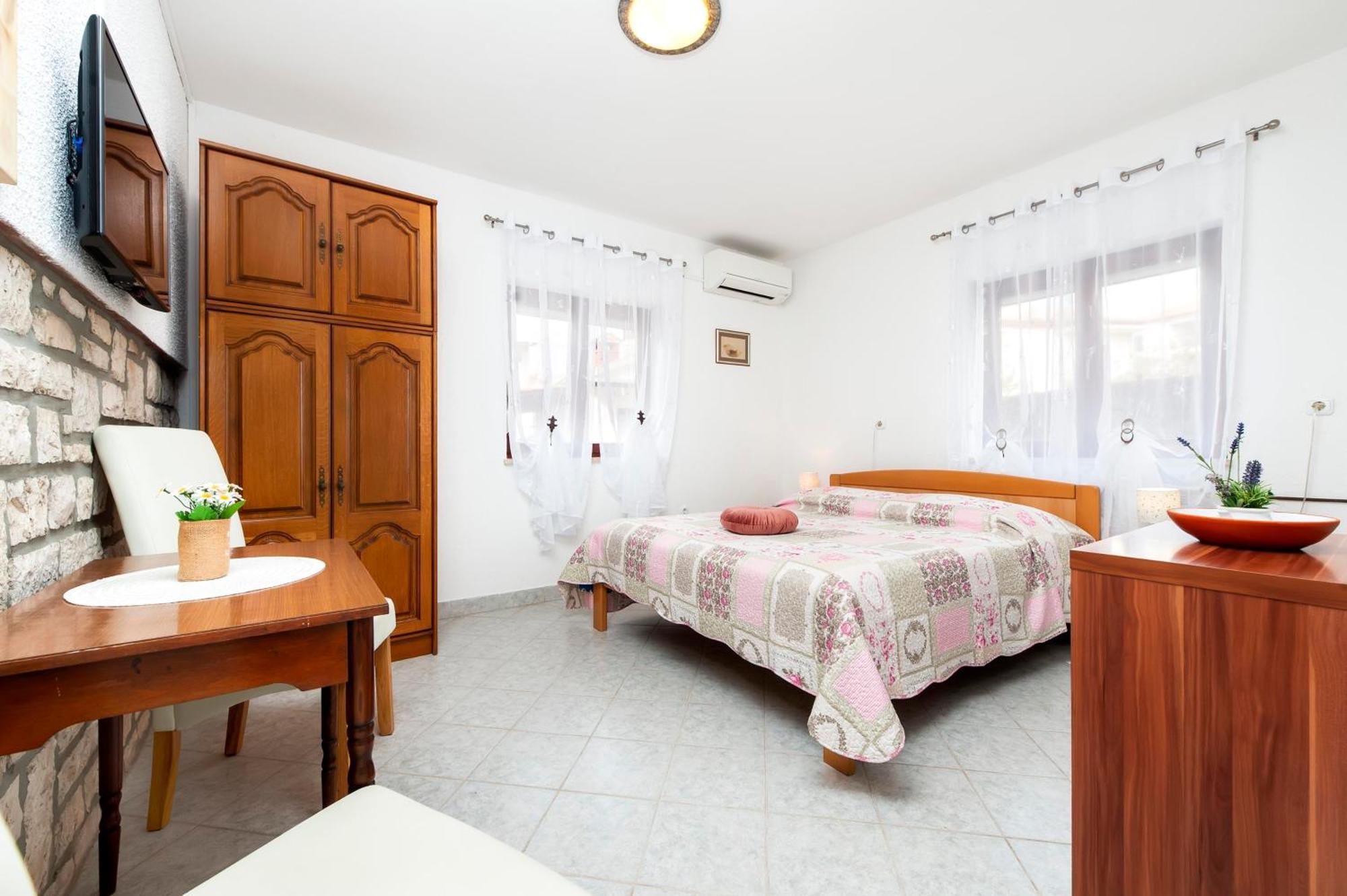 Apartments And Room Silvana 罗维尼 外观 照片