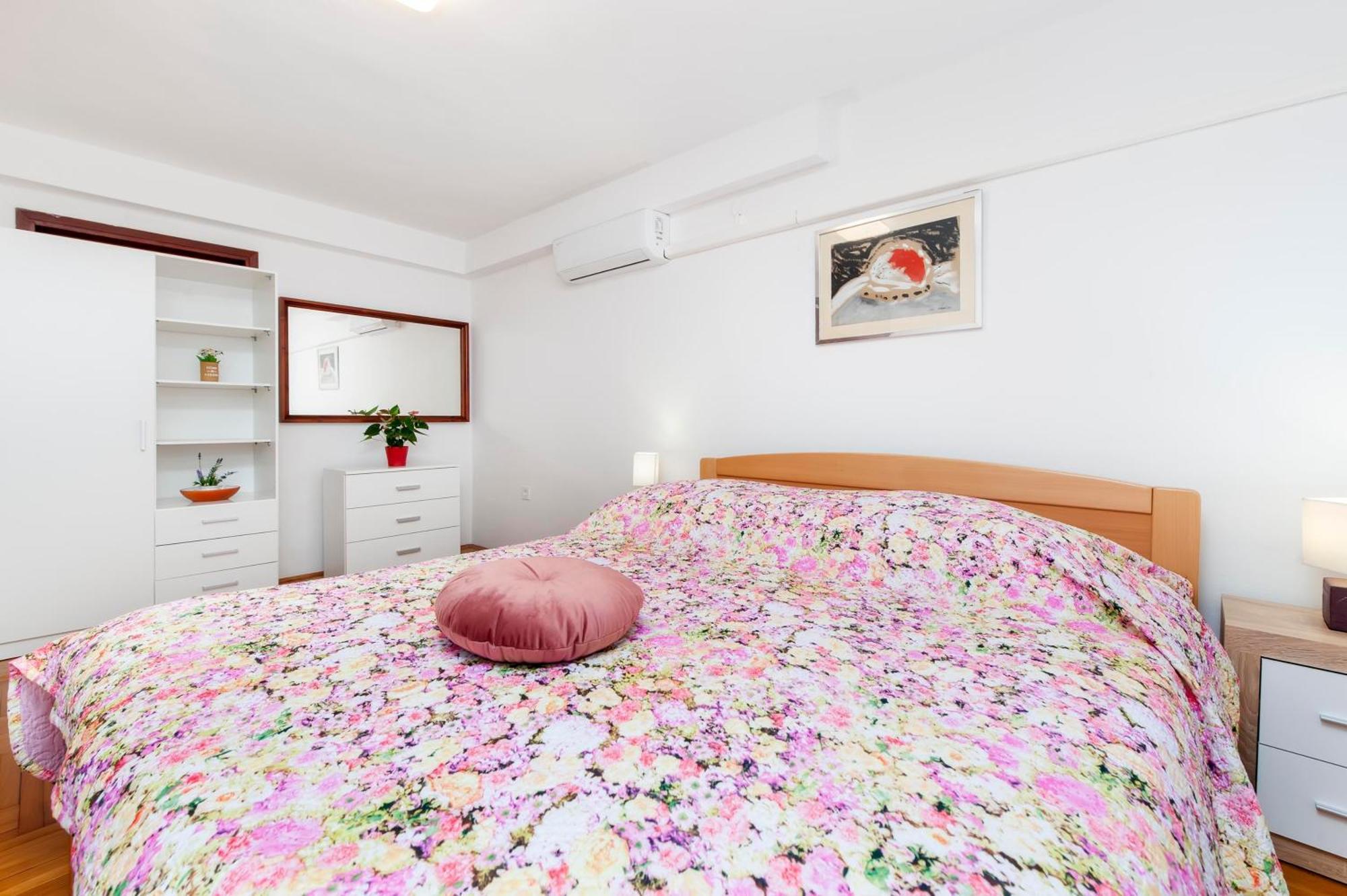 Apartments And Room Silvana 罗维尼 外观 照片
