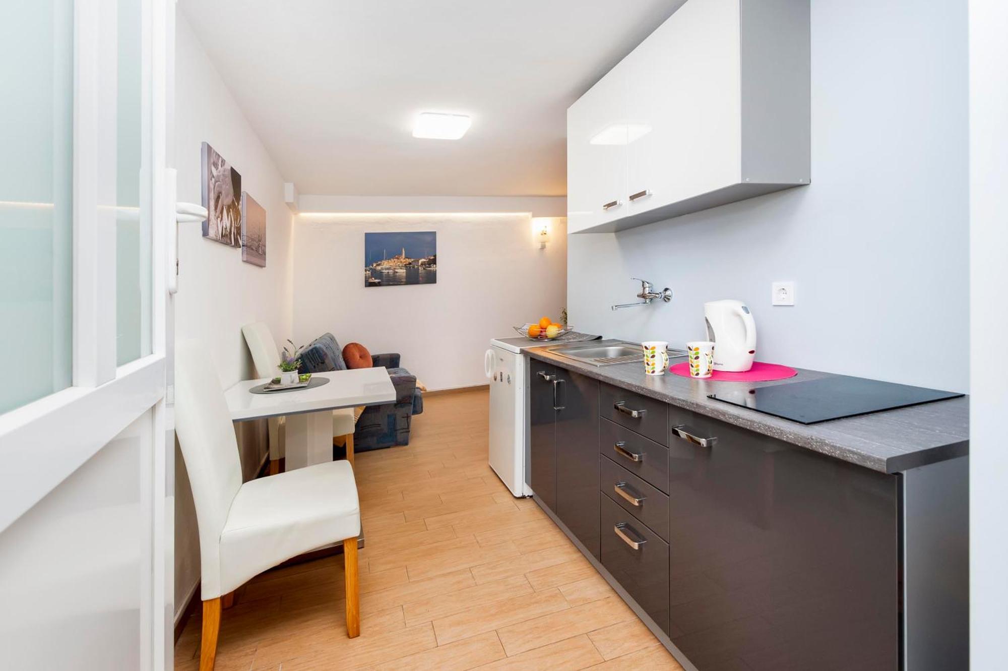 Apartments And Room Silvana 罗维尼 外观 照片